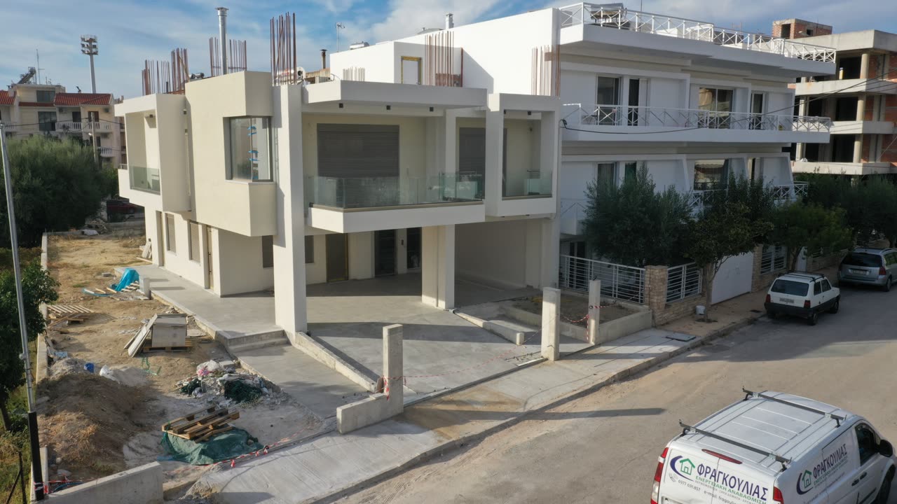 Το συγκρότημα από ψηλά, με τα τρία ανεξάρτητα κελύφη