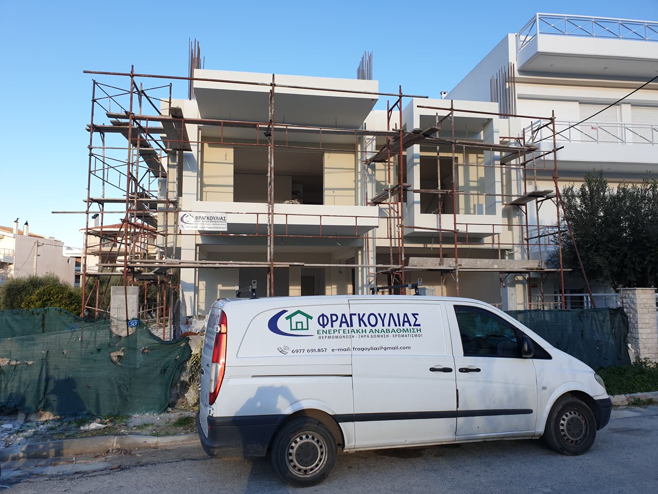 Το συνεργείο εν ώρα εργασίας στην πρόσοψη