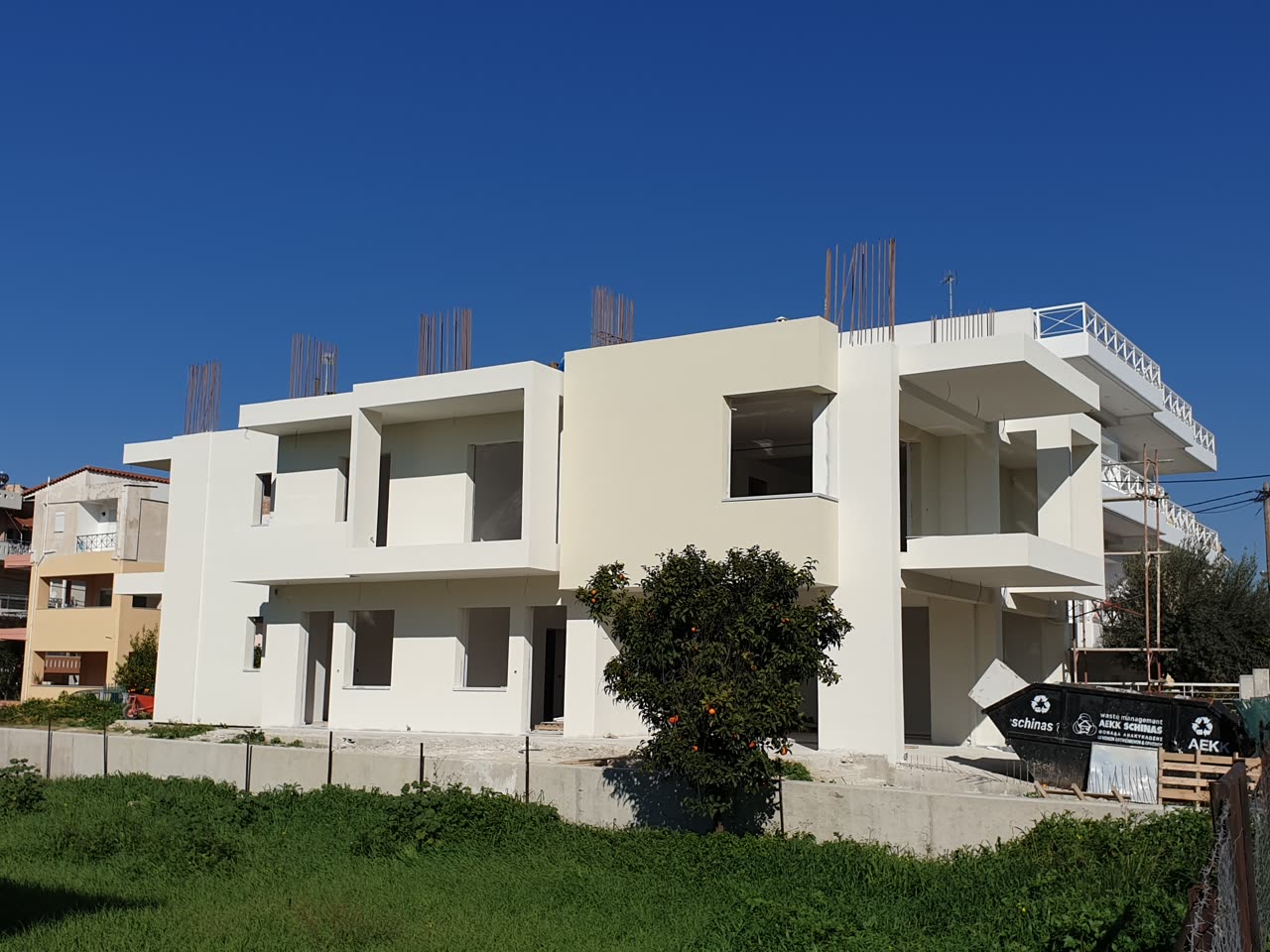 Ολοκληρωμένη πρόσοψη — καθαρές γραμμές, χωρίς αρμούς